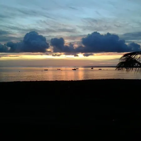 Con Encanto En La Playa Frente Al Mar 